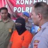 Pelaku pengedar uang dollar palsu saat dimintai keterangannya di Mapolres Kuningan.
